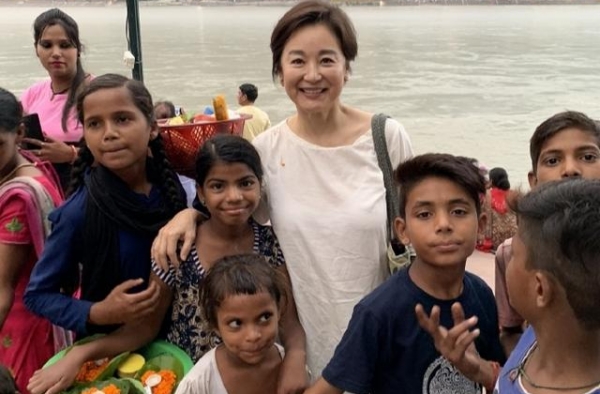 林青霞晒外国旅游照，一身素雅皮肤白到发光，自然老去可真美