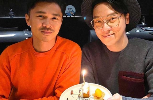49岁香港男星为“丈夫”庆生，举止亲密又自然，同性婚姻怎么了