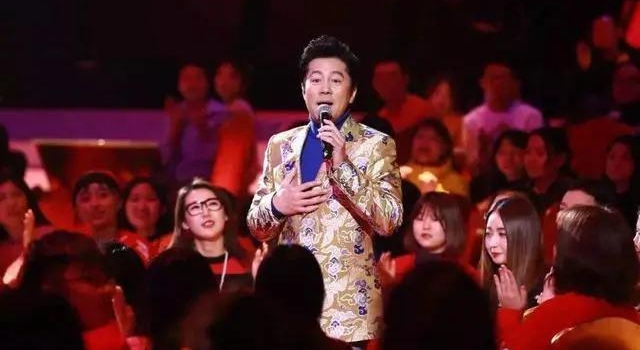 他22次登春晚舞台，被富婆倒追8年才结婚，今儿子成为他的骄傲