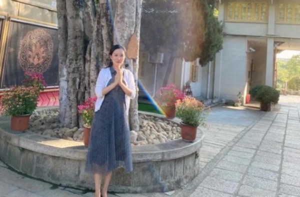 张纪中娇妻近照曝光，比丈夫小31岁，却没有52岁的张敏有精神