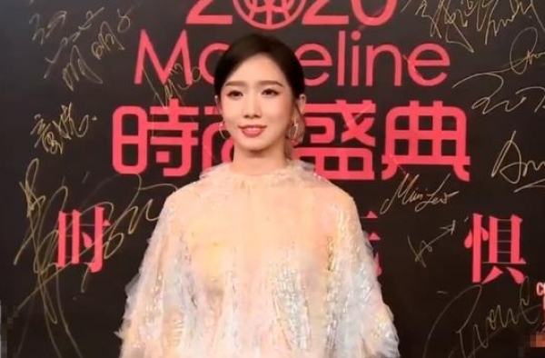 穿最贵的衣服，走最辣眼的红毯