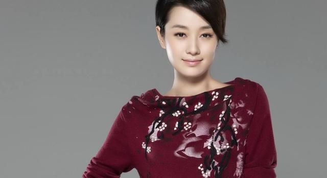 马伊琍首次晒女儿近照，仅12岁大长腿吸睛，星味十足不输妈妈