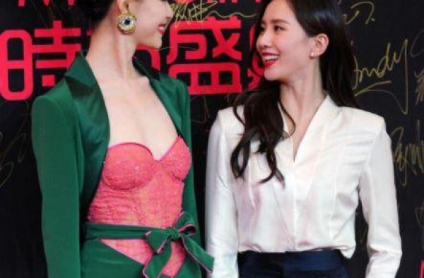刘诗诗倪妮走红毯拥抱牵手装接吻 被吐槽：太刻意
