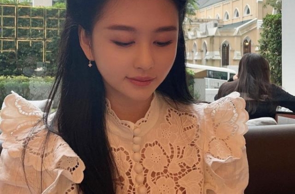 邱淑贞女儿气质不俗，近照曝光样貌出众，爸爸亏7亿对其无影响？