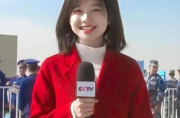爆火的央视甜妹王冰冰，肤白貌美少女感十足，有人羡慕有人酸