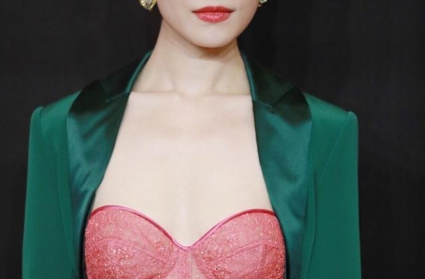 倪妮红配绿法式低胸长裙现身红毯，穿着大胆，气质优雅又高级
