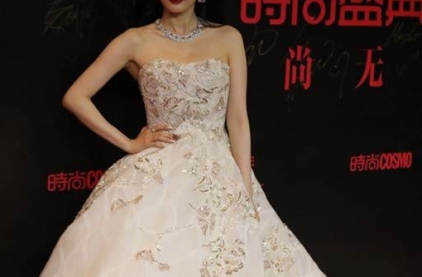这个颁奖礼 所有女明星都很拼 只有李宇春、刘雯 走中性路线