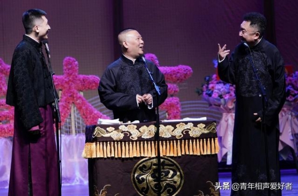 德云社开箱大合照，郭德纲跟徒弟的座次学问大，谁亲谁疏一目了然