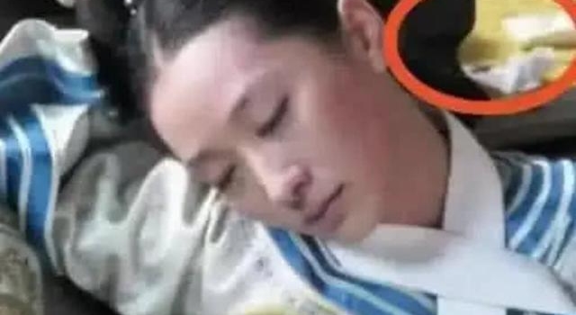 笑到胃痛的穿帮镜头：亮剑中的矿泉水我忍了，抗日时期广告不能忍