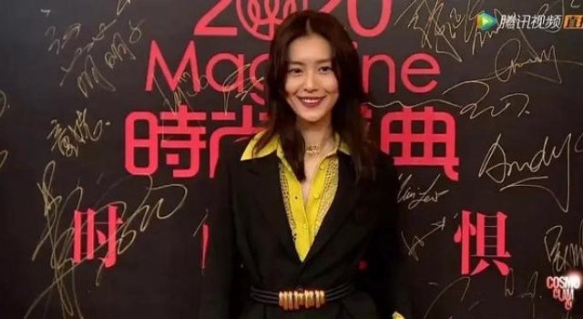 众星云集都穿太少！刘诗诗倪妮牵手走红毯养眼，杨幂高冷乔欣裸背