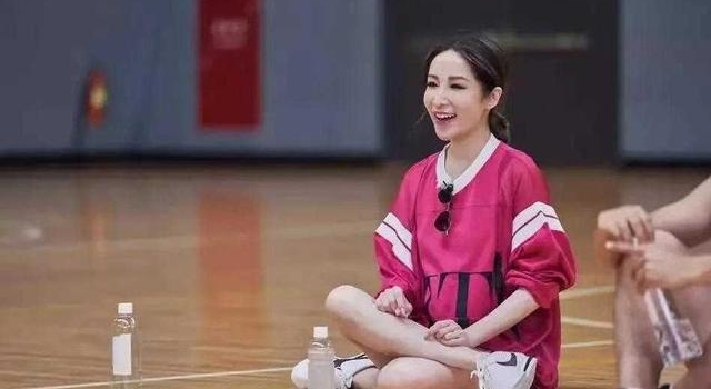 41岁萧亚轩陪小男友打球，玫红色运动服像少女，看不出差16岁