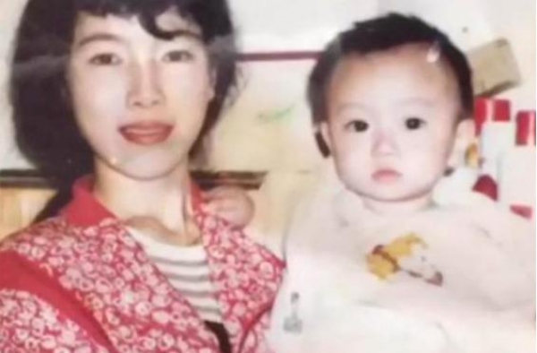 “冻龄姥姥”走红，27年前抱女现今抱孙，网友：似乎更漂亮了