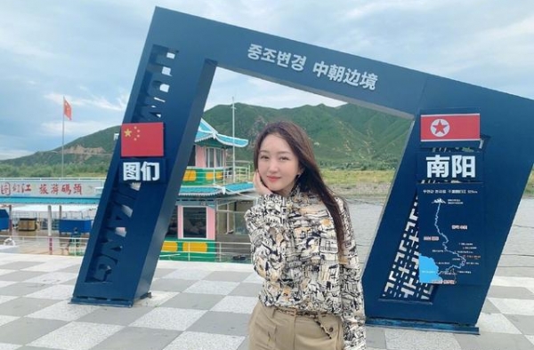 杨钰莹罕见露面，49岁穿弹力裤瘦成电线腿，扎丸子头游长江超嫩
