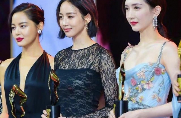 杨幂穿礼服蹲着候场略显不雅，仪态再受质疑，粉丝反驳并曝出真相
