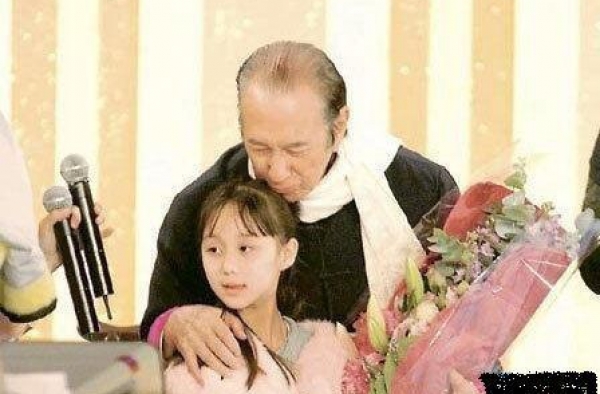 赌王幼女近照曝光！双眼无神似没睡醒，曾被誉为“最美千金”
