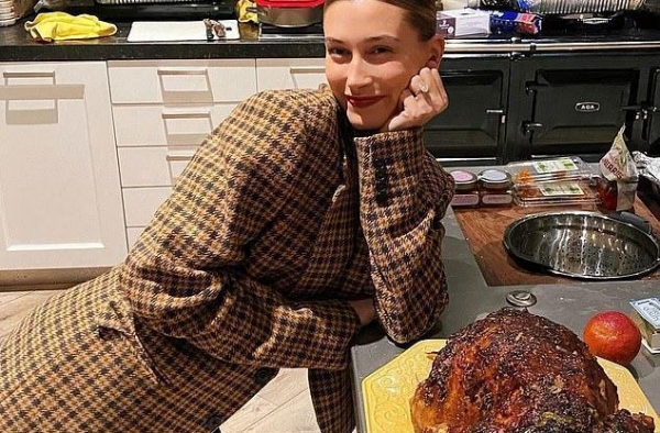 护妻小能手又上线！比伯发文维护妻子海莉