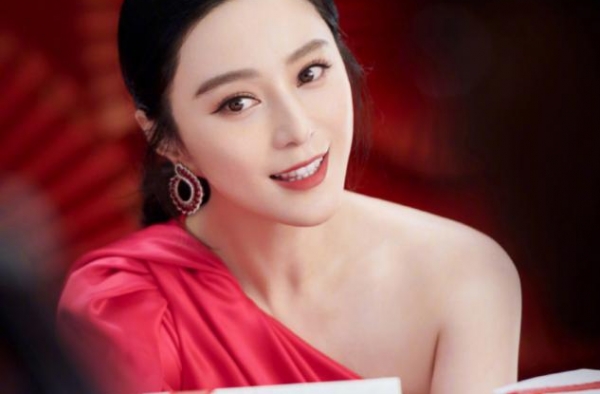 范冰冰露肩高开叉长裙，代言大牌晒性感照，红毯女王正在复苏