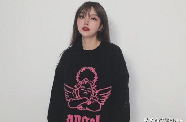 周扬青才是真富婆，穿大衣露打底秀“马蜂腰”，看到百万鞋子我服