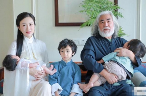 杜星霖称张纪中为“老爷”，穿汉服伺候丈夫吃饭，姿态太低像小妾