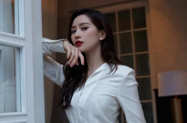 关晓彤又踩雷了？走红毯得罪造型师，网友：葱花炒蛋像村姑