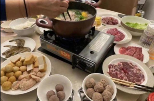 霍启刚晒一家七口晚餐 意外简朴还不如普通人家？