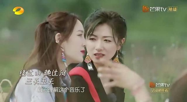 姐姐们与拉祜村民音乐联欢，原创民族音乐打动人心