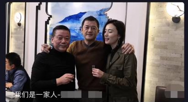 李亚鹏和女友见家长，揽女友长辈同框似兄弟，49岁风采不减当年