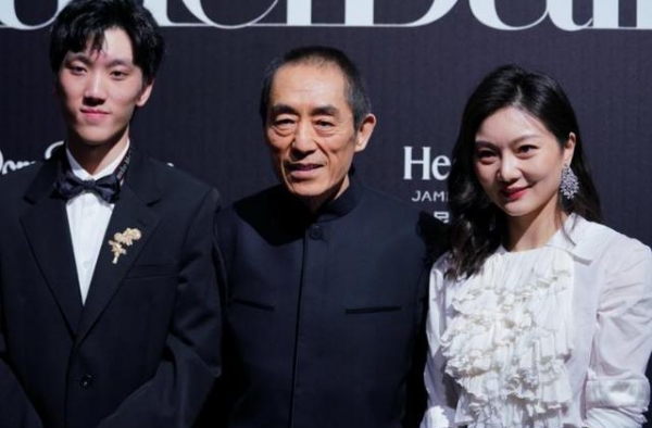 70岁张艺谋携老婆儿子出席活动，满脸皱纹太显老，同框像三代人