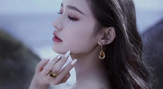林允人鱼落泪的妆容浪漫十足