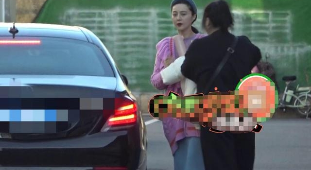 范冰冰范丞丞合体拍广告，吃完青菜狂剔牙，动作豪放不顾围观人员