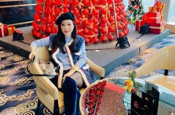 吕良伟三婚妻子富态十足，高调秀豪华钻戒，指环镶满圈钻石太抢眼