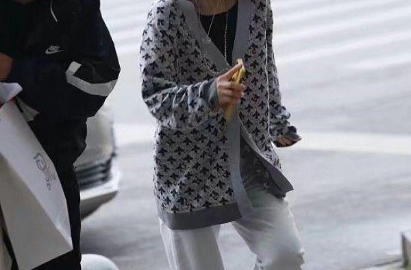 41岁章子怡现身录节目，产后腿细似麻杆，穿着随意无女神形象