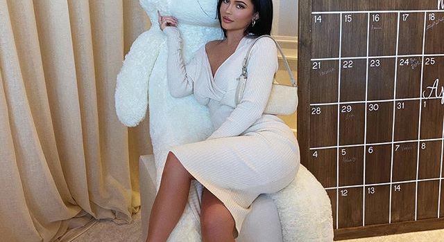 亿万富婆金小妹臀围惊了！“亚洲蹲”迷死人，斯托米戴耳圈真爱美