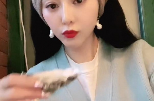 范冰冰打扮精致宛如贵妇，深夜吃大碗鱼子酱，桌上奢侈名包太抢眼