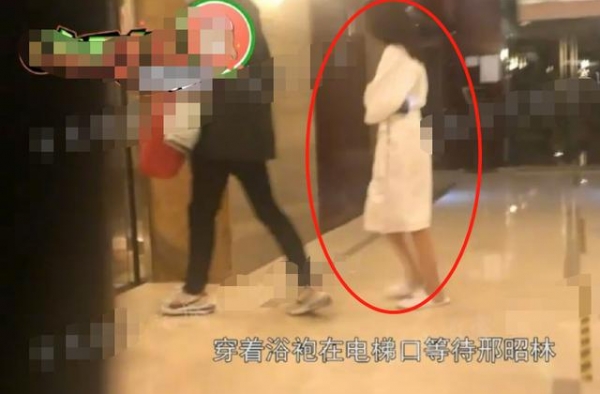 两千万粉丝男星恋情曝光，女方开房穿浴袍迎接，贴身亲热不顾监控