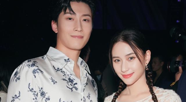 何超莲连更2条动态秀恩爱，窦骁对镜头扭屁股，被赞毫无男神包袱