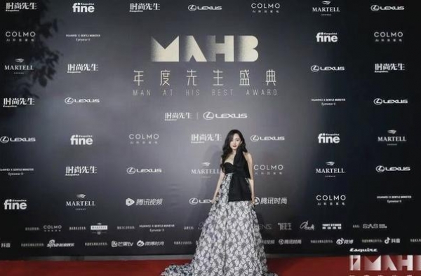 张雨绮穿＂圣诞树＂走红毯胖成球！金晨后背绑大蝴蝶，像＂礼物＂