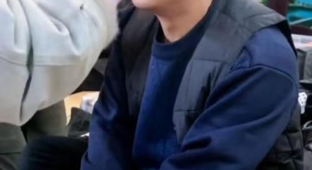 宋小宝新戏两鬓画灰白，脸色黑被疑健康亮红灯，曾送急救停工半年