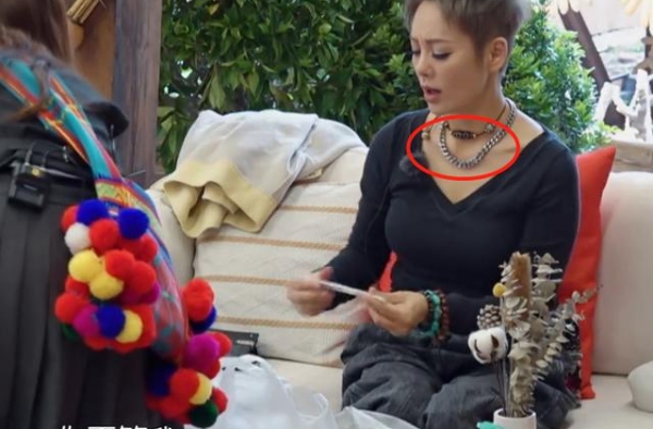 宁静戴千万天珠项链，手上三串宝石抢镜，曾送员工价值30万面霜