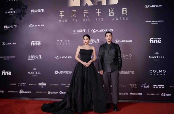 黄圣依瘦出排骨胸！礼服下滑险些走光，同框胡杏儿一身黑好显壮