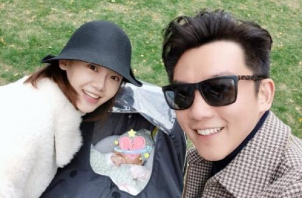 苗苗产后首晒一家三口合影 与郑恺带女儿外出放风