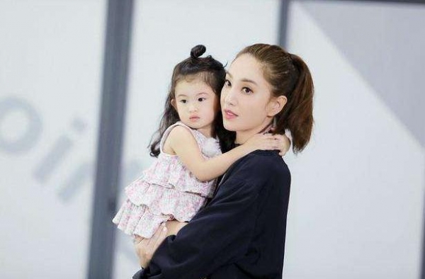 郑希怡女儿种菜不上学，孙楠孩子学校没办学资质，明星育儿也奇葩