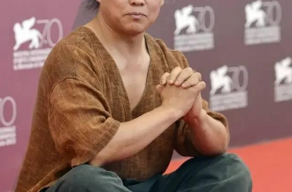 导演金基德新冠去世，“人生就是自虐、施虐和受虐”