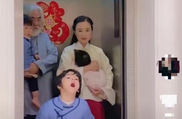 张纪中为娇妻挡电梯门，儿女双全，年龄差30岁的爱情依旧甜蜜