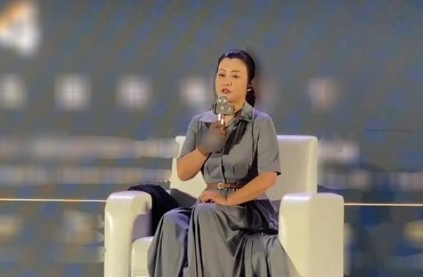 郝蕾无修图脸盘大一圈，穿宽松裤子难掩小腹突出，42岁身材丰满