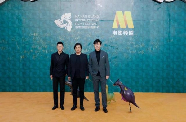黄轩出席《乌海》亚洲首映礼 闭幕式红毯牵恐龙引瞩目