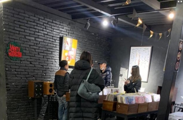 李亚鹏疑带小女友和李嫣逛街，李嫣和准后妈无交流，表情冷漠