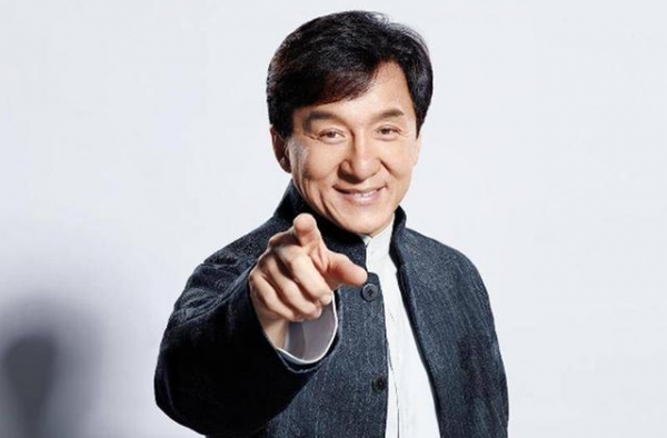 成龙近况曝光，聚餐后与一女子拥抱告别，未带保镖随行超接地气