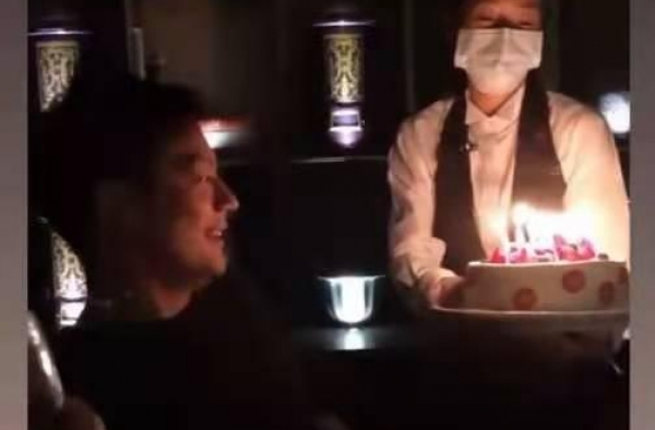 周迅外籍老公庆51岁生日，却不见周迅身影，两人被传离婚已数年