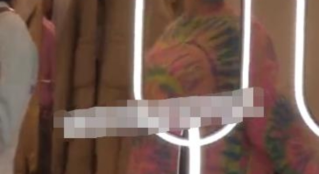 太开放！苗苗当众换装只穿内衣引热议，素颜皮肤状态好身材绝佳